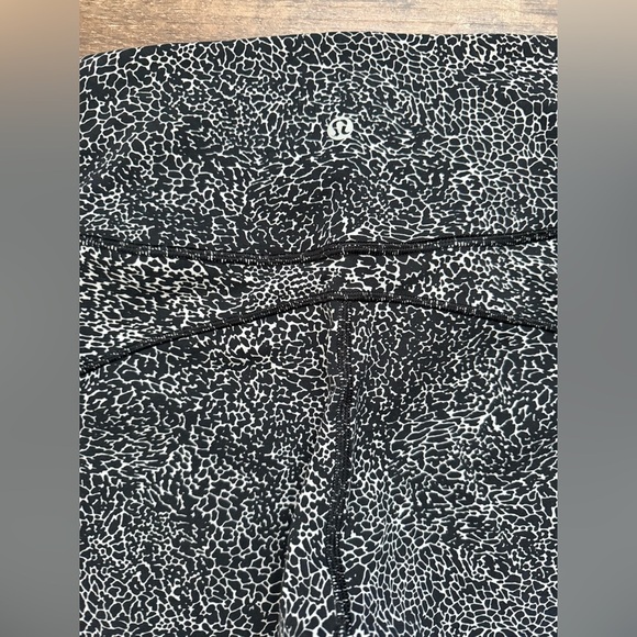 Lululemon Black and White Patterned High Rise Leggings Athleisure Workout Active - Picture 5 of 5